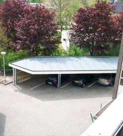 Afgewerkt dak van een carport