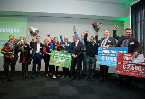 De winnaars van de Goede Praktijken Competitie 2012 op het podium, met de cheques van de juryprijs en de publieksprijs
