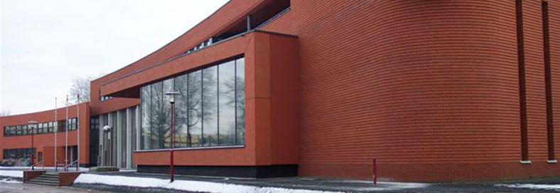 Kantoorgebouw in rode baksteen met plat dak