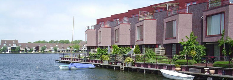 Waterwoningen met platte daken aan de rand van een meer