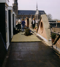 Werk aan een dakterras met hekwerk